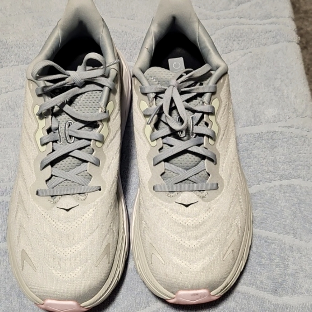 HOKA Arahi 6 shoes